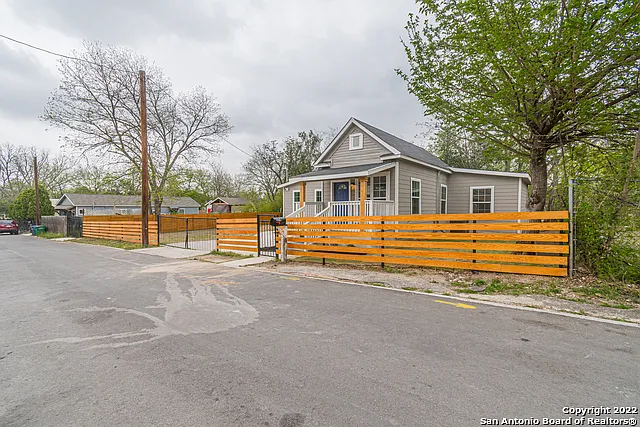 324 Bargas St — Photo 4