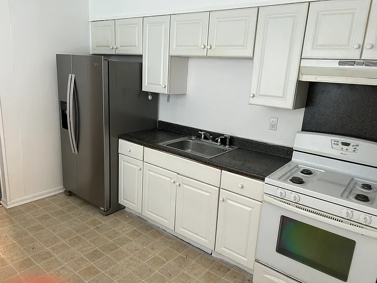143 Clinton St — Photo 2