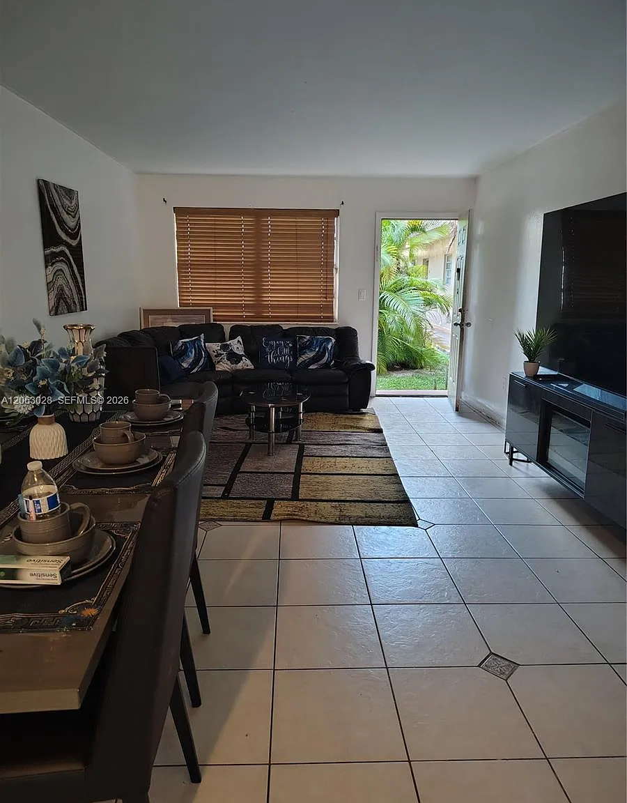 Biscayne Park Terrace Con — Photo 1