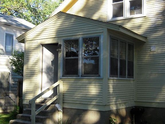 3-season porch off dining area