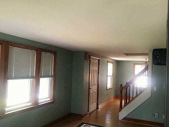 4th image of 31 Puritan Dr