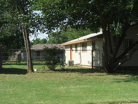 2nd image of 401 NW Greenmeadow Dr