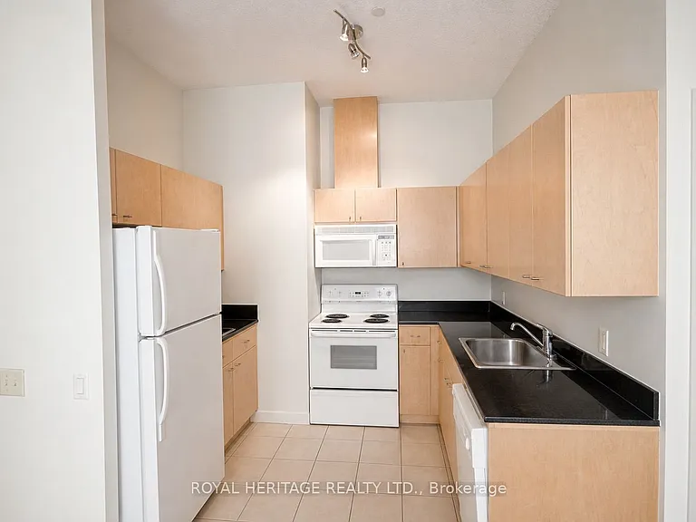 373 Front St W #102 — Photo 6