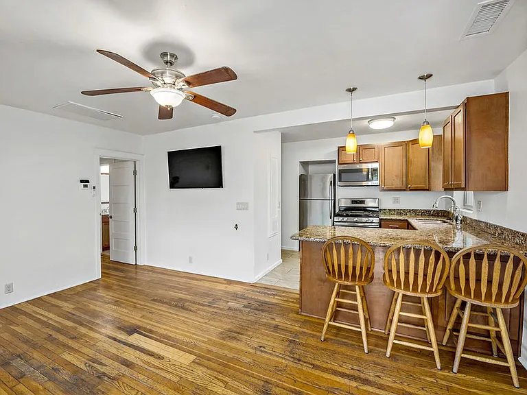 1121 E 9th St #1 — Photo 6