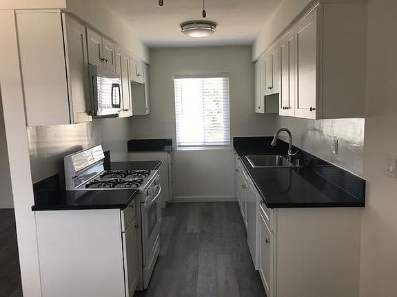 3rd image of 15034 Burbank Blvd #B19
