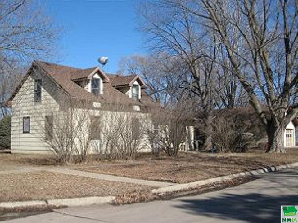 2nd image of 212 Maple St