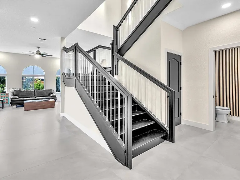 2521 Center Ave — Photo 10
