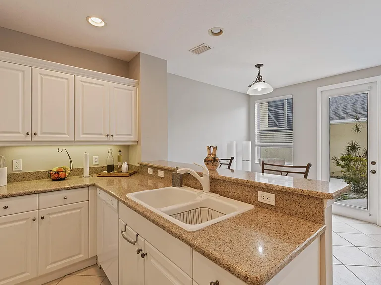 5650 Simonton St — Photo 15