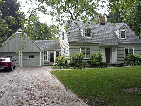 driveway view of house