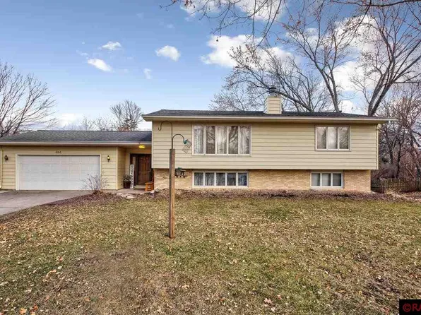 402 Normandy Ct, North Mankato, MN 56003
