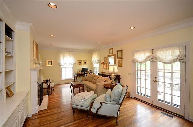1st image of 132 Longwood Pl