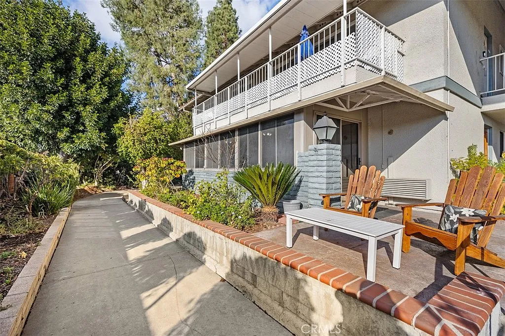 1 bed, 1010 sqft, $2,400 — Photo 4
