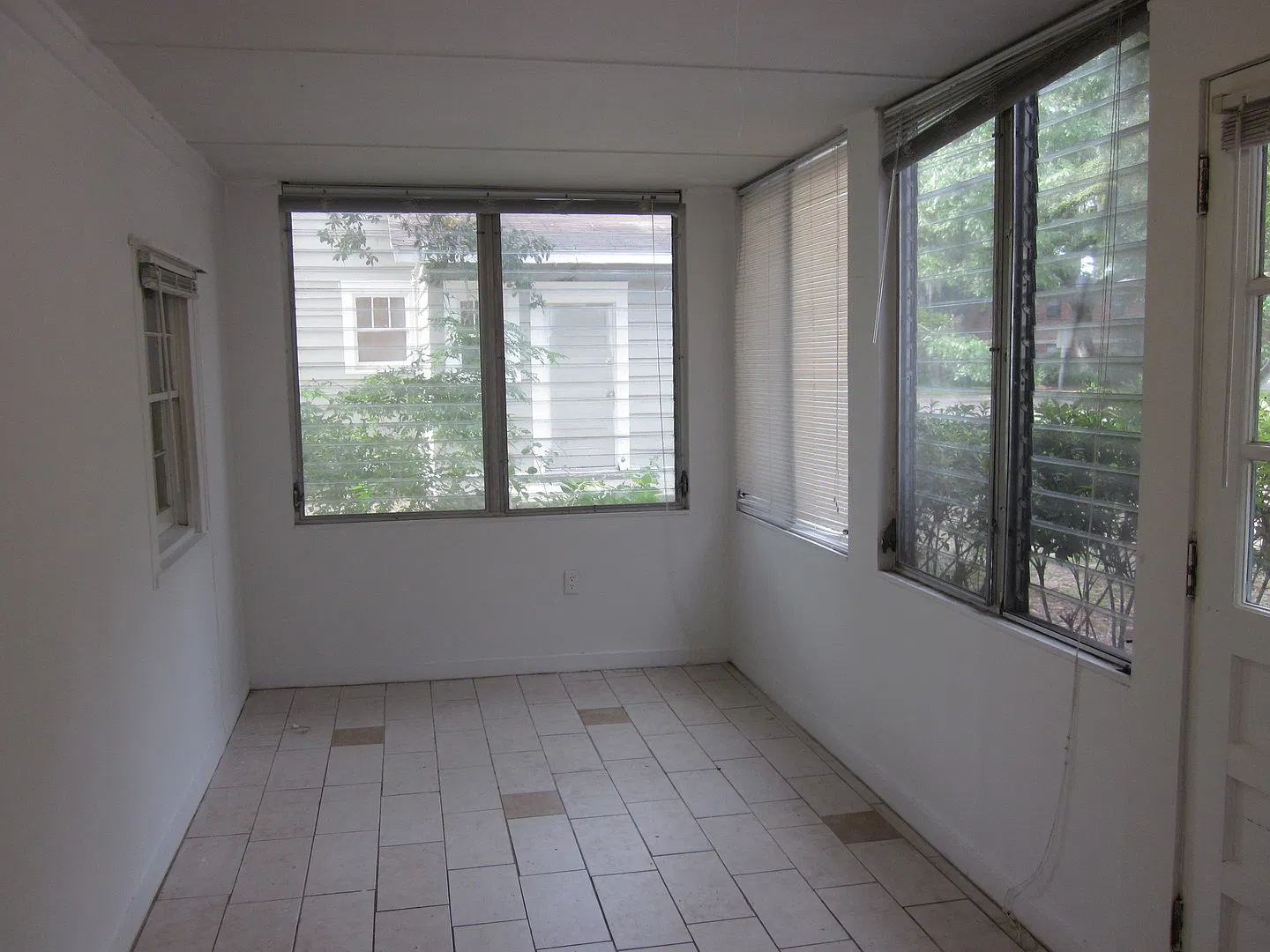 2 Bed/1 Bath Duplex Close to Campus on NW 11th Street — Photo 3