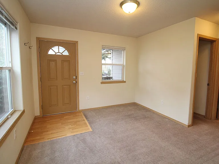 812 N Dekum St — Photo 3