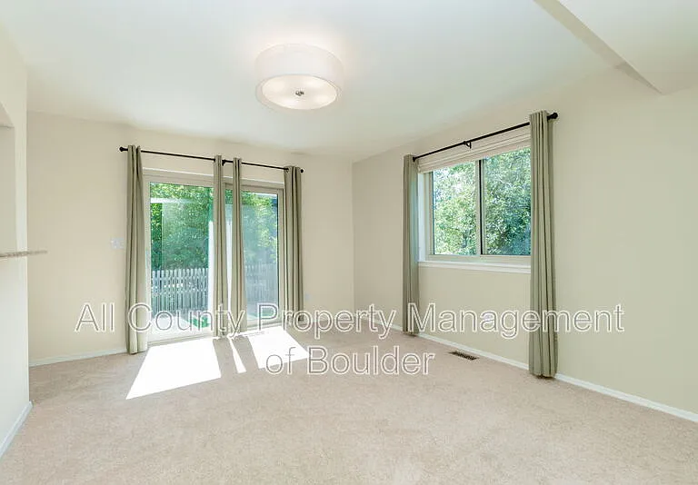 1288 Redwood Ave — Photo 6