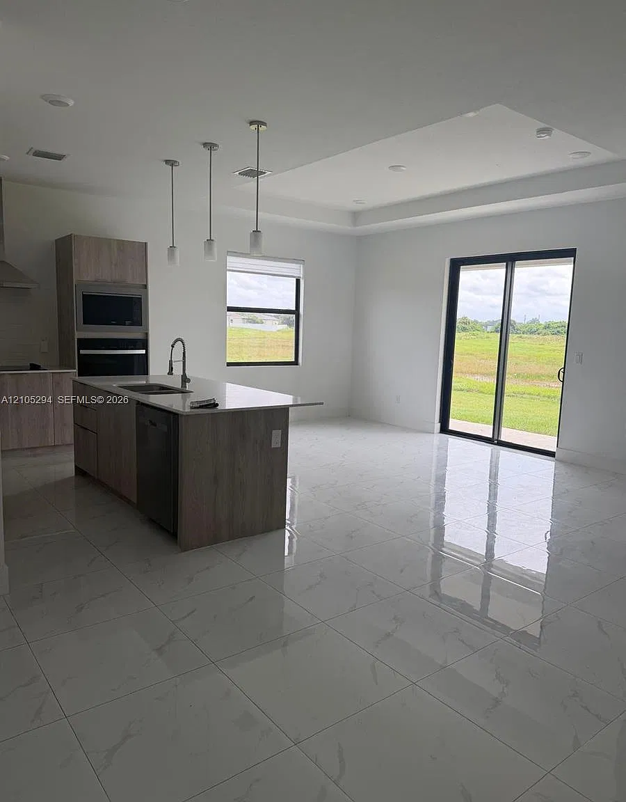 4 bed, 3.0 bath, $1,500 — Photo 2