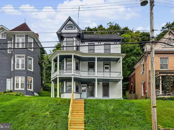 44 Hanover St, Glen Rock, PA 17327