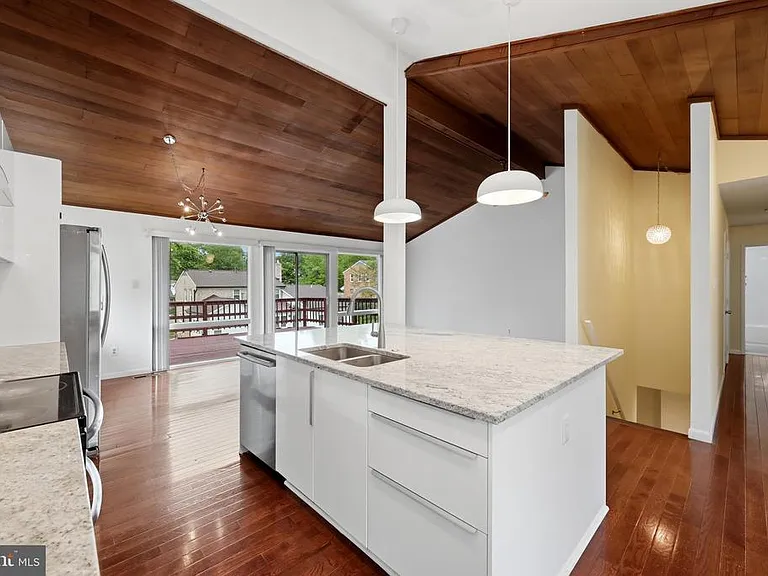 8811 Burbank Rd — Photo 16