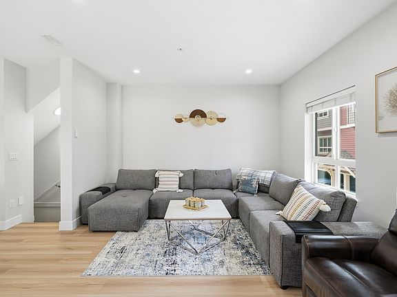 3rd image of 843 Ewen Ave #20