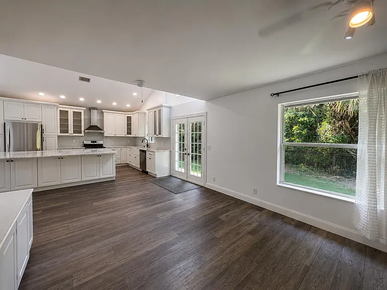 2393 Crawford Ct — Photo 10