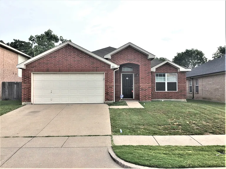 923 Plumeria Dr — Photo 1