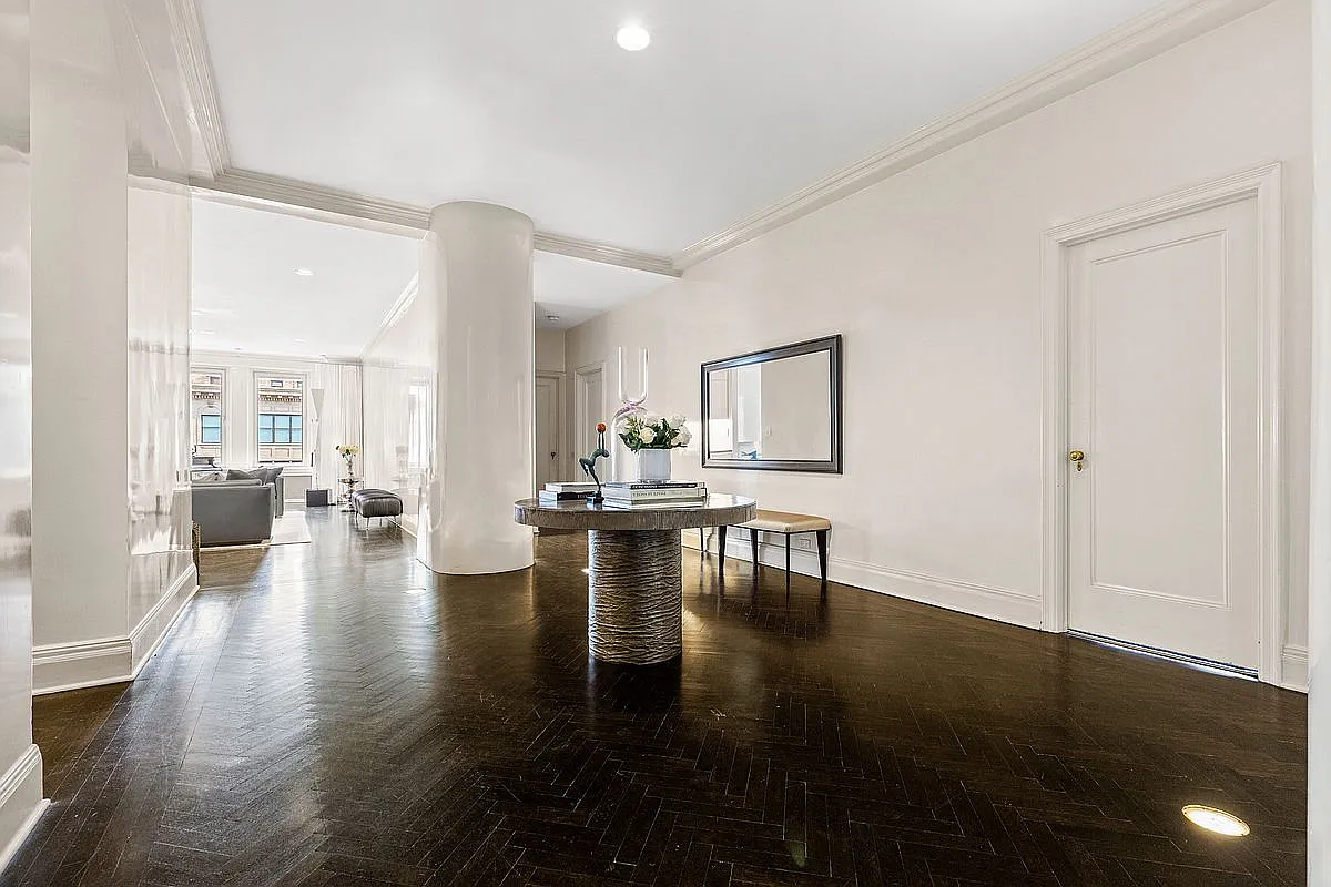 480 Park Ave APT 14B photo 1