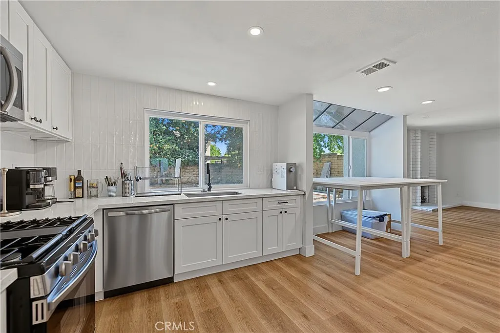4 bed, 2327 sqft, $5,500 — Photo 2
