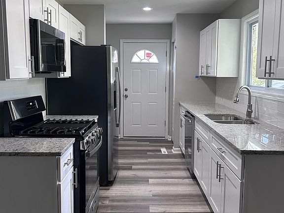 KITCHEN WITH SIDE DOOR ENTRY