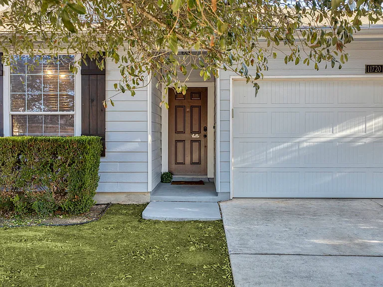 11720 Basil Grass — Photo 14