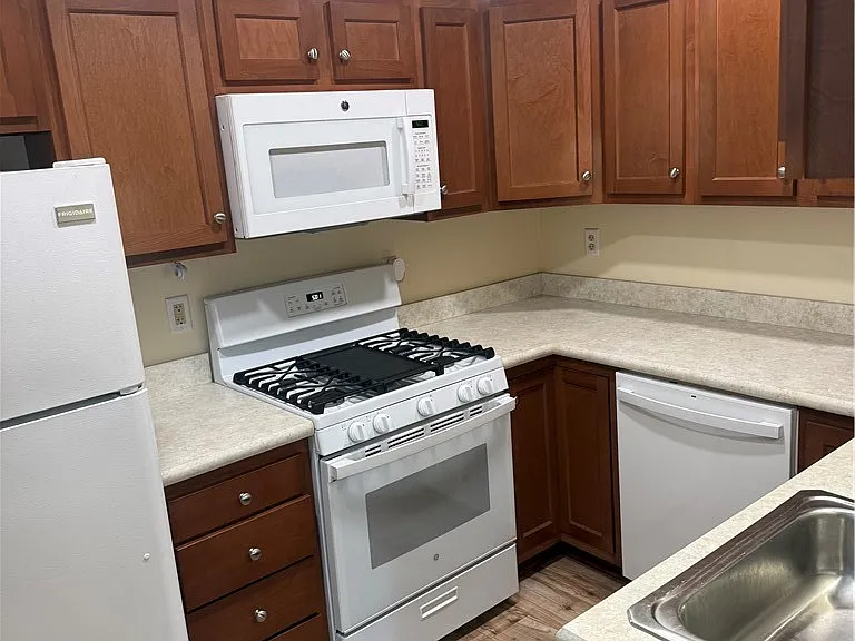 506 W Water St — Photo 4