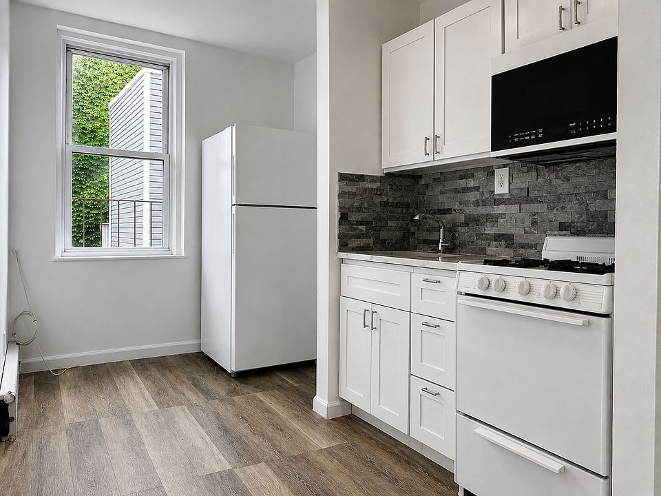 1st image of 2277 Steinway St #3