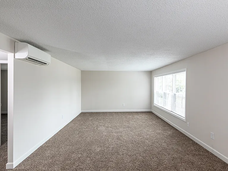 1 BD, 1 BA (630sqft) - Living Room (Robert Treat)