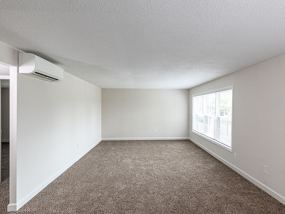 1 BD, 1 BA (630sqft) - Living Room (Robert Treat)