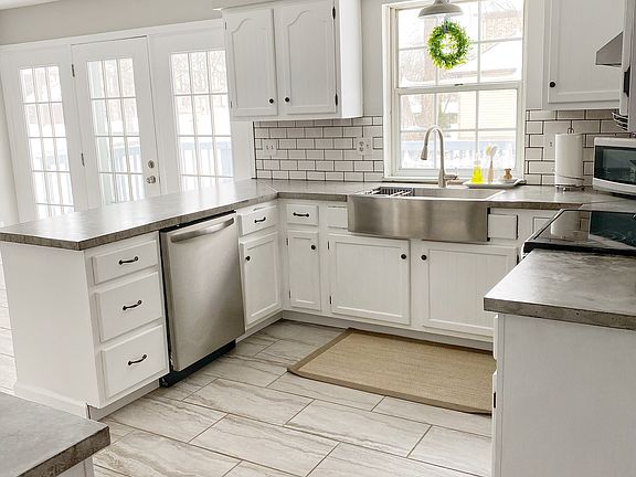 3rd image of 20725 Parkwood Ln