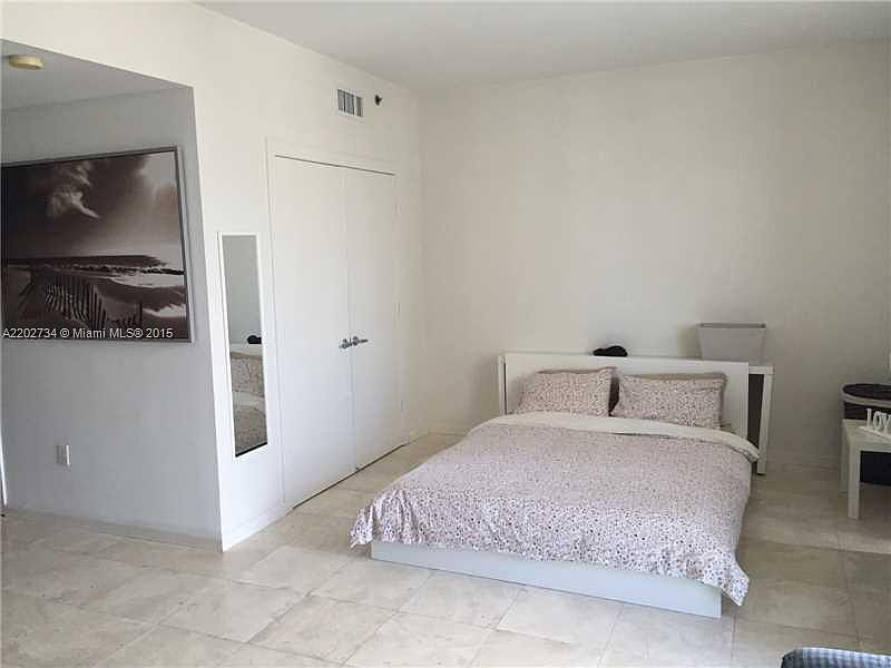 2nd image of 1060 Brickell Ave #2722