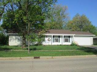 1712 Douglas St, Charleston, IL 61920