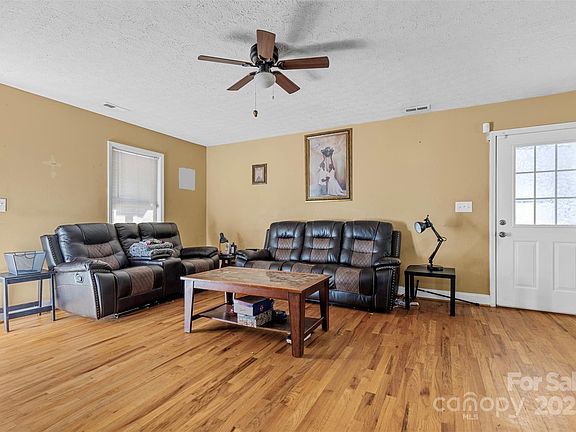 3rd image of 927 Kearney Dr