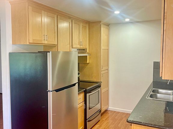 3rd image of 183 S Bayview Ave #6