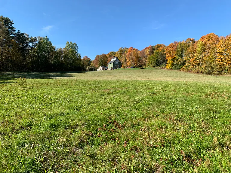 902 Old Post Rd — Photo 3