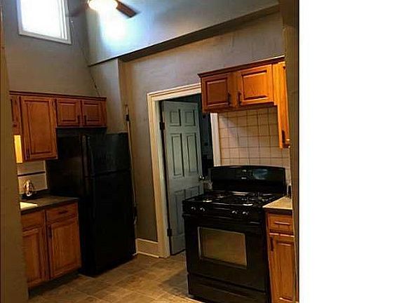 2nd image of 208 W Tupper St #3