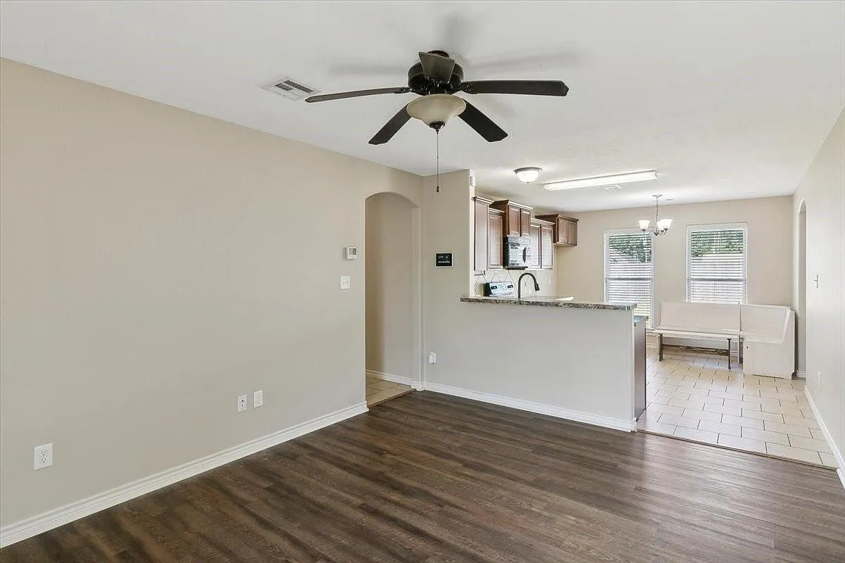 3 bed, 2.0 bath, 1095 sqft, $1,795 — Photo 4