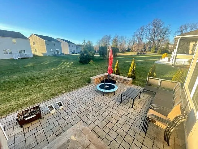 674 Empire Dr — Photo 2