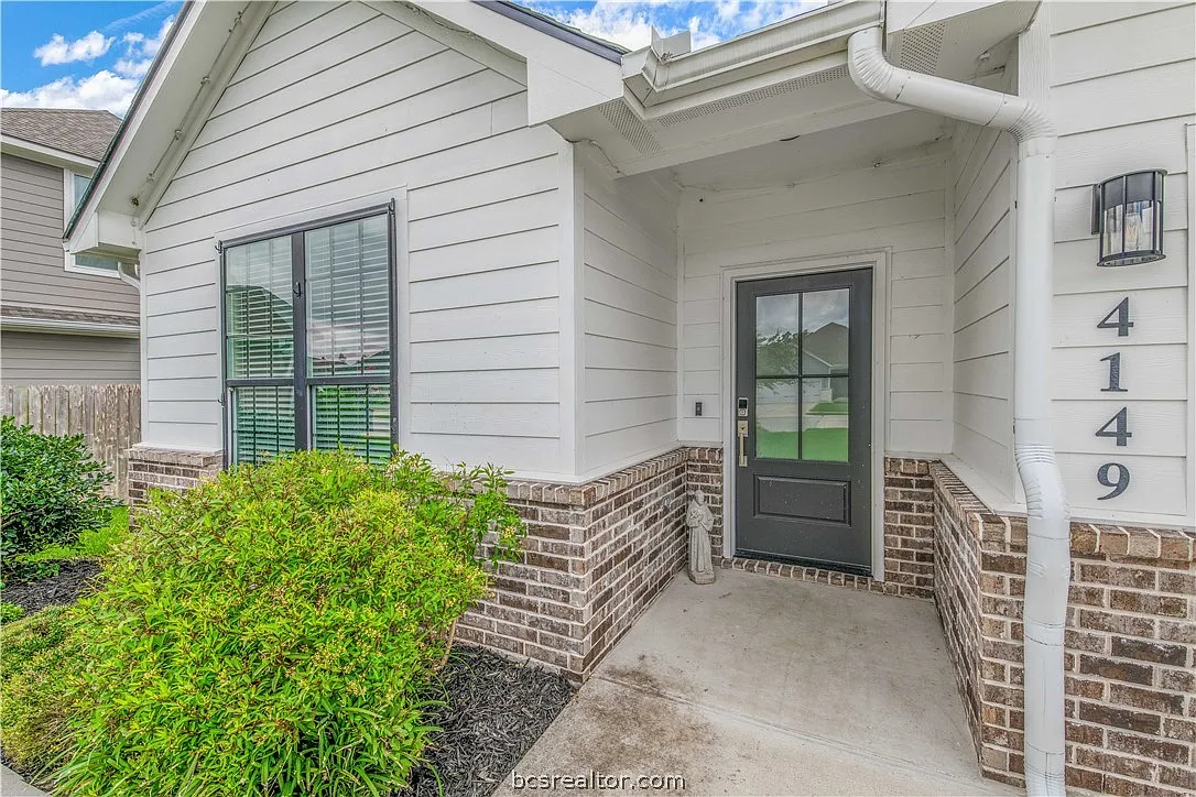 4 bed, 2191 sqft, $2,400 — Photo 3
