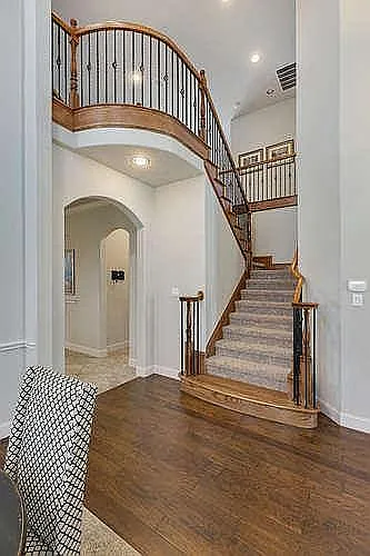 5 bed, 4.5 bath, 3871 sqft, $4,500 — Photo 2