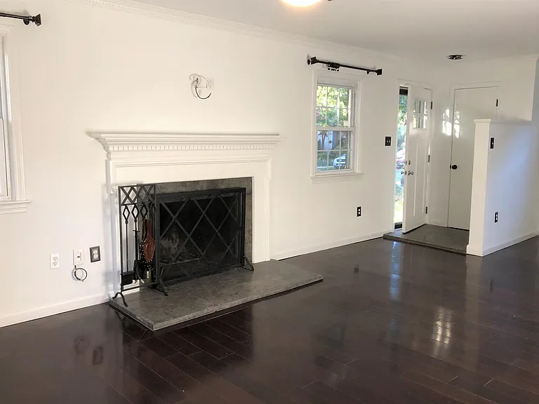 114 E Maple St — Photo 8