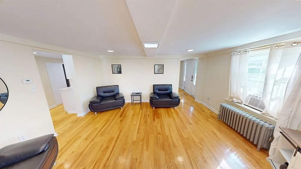 4 bed, 4.5 bath, 2500 sqft, $4,600 — Photo 2