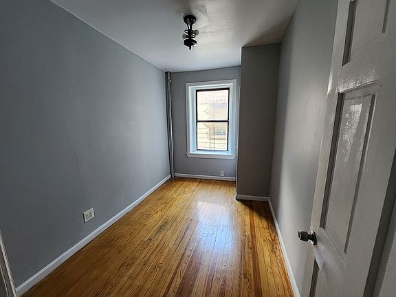 4th image of 31 W Mosholu Pkwy N APT 6D