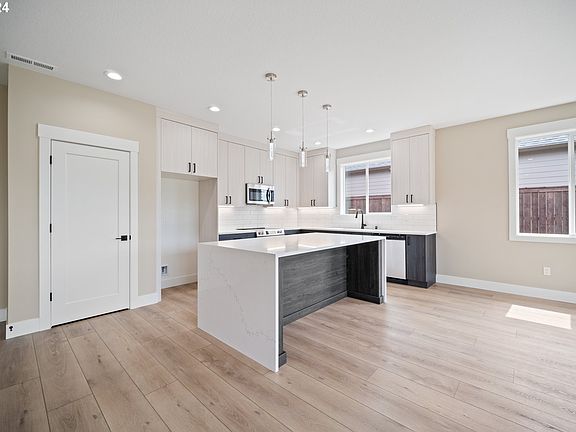 4th image of 2422 NE 1st Ave