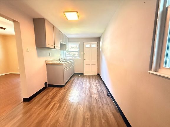 3rd image of 904 Hansen St