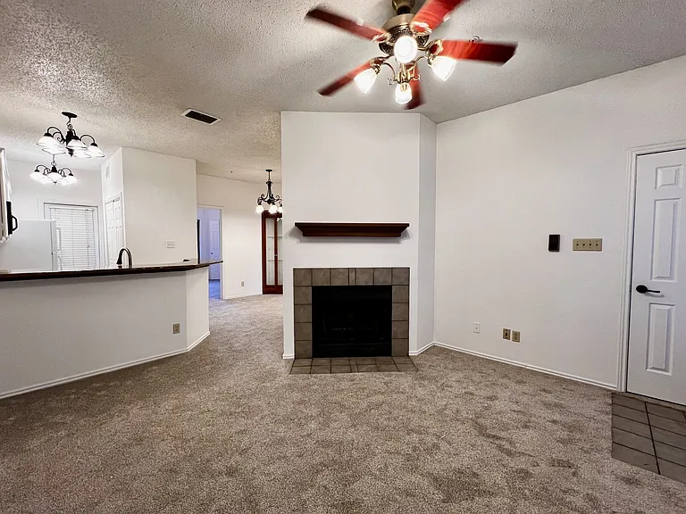 4800 W Lovers Ln — Photo 5